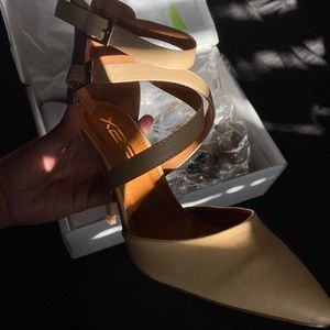 Nude strapped heels 🦋